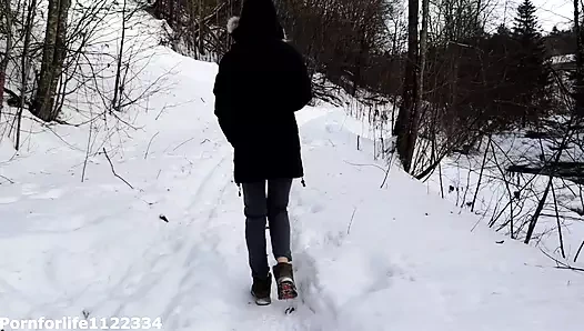 Amatör kız herkesin içinde hızlı sikişmeyi ve gırtlağına kadar almayı hayal ediyor