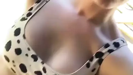 Ashley tisdale seksi kıyafetler içinde