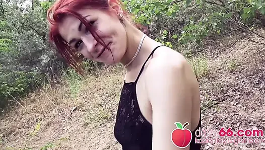 Yaramaz kızıl saçlı genç kızla riskli halka açık seks