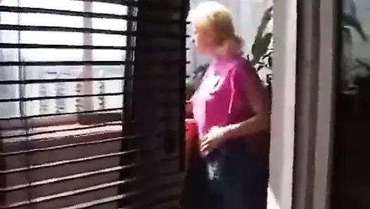 Pn üvey babasının evde olduğunu gördüğünde sikişmek istiyor!