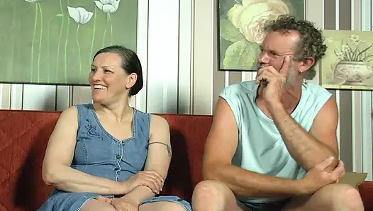 Alman sürtükler amatör üçlü sekste büyük yarağı paylaşıyor