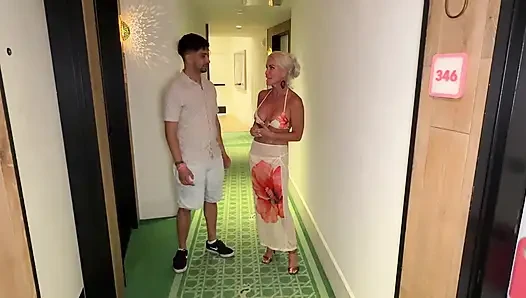 Orta yaşlı seksi kadın Tatiana Steele bahar tatilinde üvey oğlu arkadaşı Santi ile sikişiyor