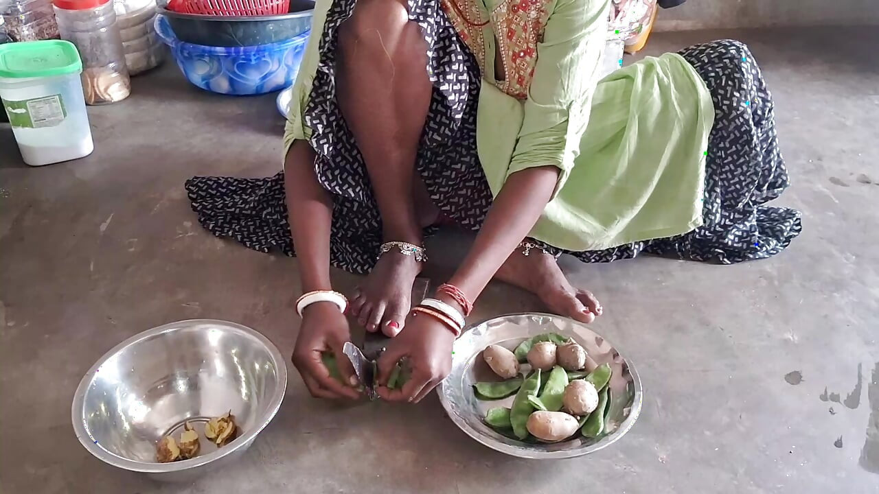 Sali Ghar per Akele sabji Kat rahi thi Jija Ne sali ko Chut Chudai kar di season 1