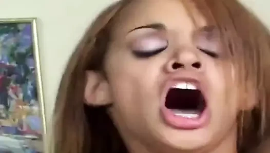 Bu Porto Rikolu hatundaki tatlı küçük yüz, bazılarınıza onun henüz sert aksiyon için gerçekten hazır olmadığını düşündürecek