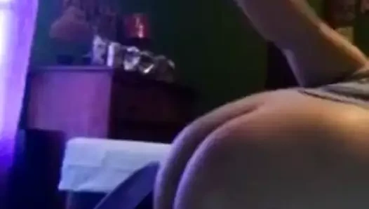 İri güzel kadının götüne şaplak