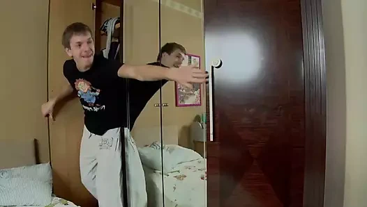 Sarı saçlı muhteşem alman genç deliklerini sert bir şekilde parçaladı