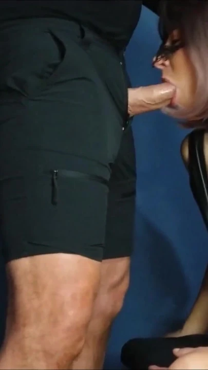 Amatör lateks orta yaşlı seksi kadın lastik çizmelere sakso boşalması | Klip 2