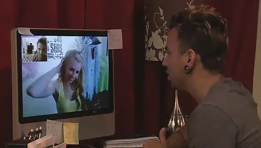 Anne babası evde yokken üvey kız kardeşini sikiyor