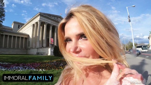 Islak sakso üvey oğlunun orta yaşlı seksi kadının amında yarağına yol açıyor!