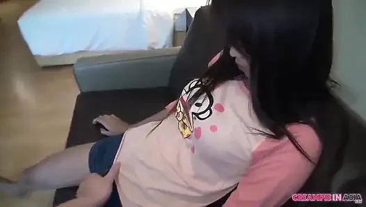 İnce ve uzun boylu kız mod gibi, başarıyla prezervatifsiz ve tam dölleme