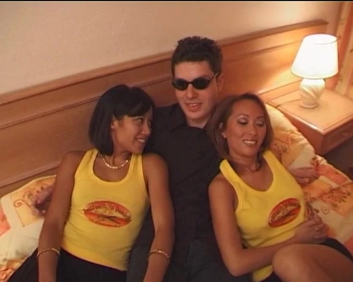 पतली फिगर वाली फ्रेंच महिला को एक साथ दो लंड मिलते हैं