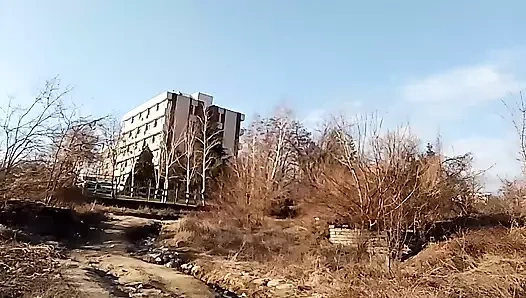 Doğada çıplak büyük memeler