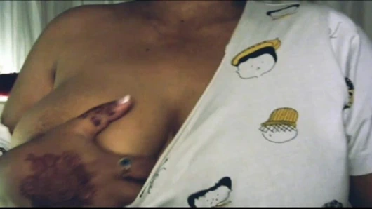 Ateşli seksi kız büyük göğüslerini bastırarak gösteriyor.