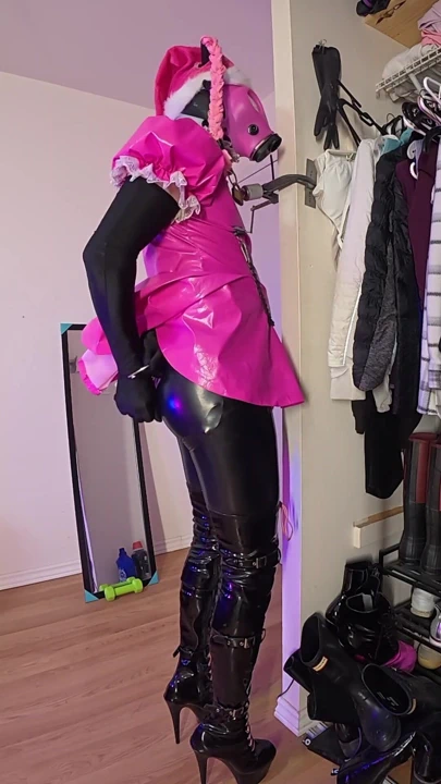 Kadın kılıklı hizmetçi kendini bağlamadan erken kaçıyor | Klip 1