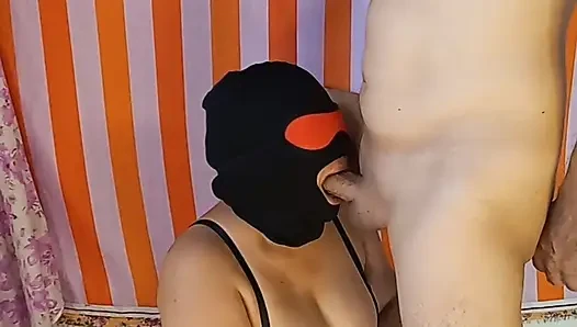 Amatör Hintli evli kadın maskeli gırtlağına kadar alıyor
