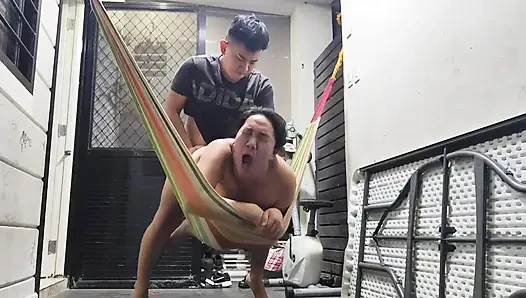 ASYALı ORTA YAŞLı SEKSI KADıN SALLANıRKEN SERT SIKILIYOR