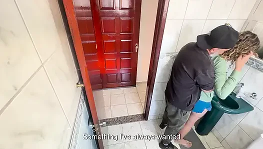 Bir akrabası banyoda üvey yeğenine sürtünerek boşalıyor.