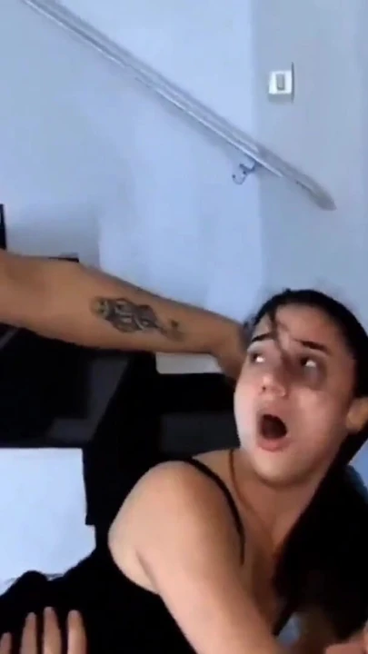 Evli kadın çifte penetrasyonla boşalıyor | Klip 1