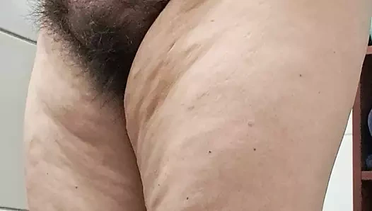 Orta yaşlı seksi kadın kıllı amının kaydedilmesini seviyor