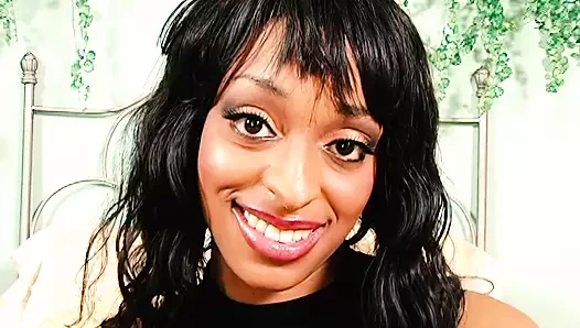 İç çamaşırlı oynuyor