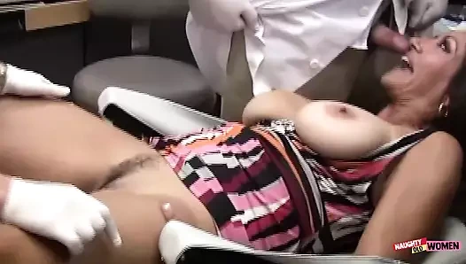 Sarışın hemşirenin yardımıyla doktor kalın olgun esmer kızı baştan çıkarıyor