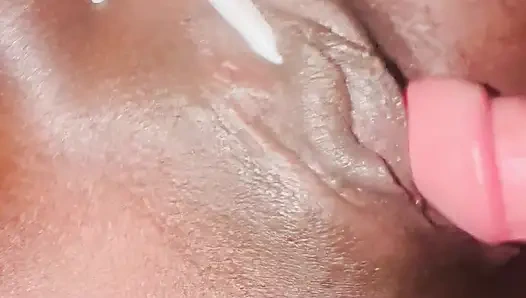 Zenci üvey anne ve üvey oğlu karşılıklı mastürbasyon yapıyor.