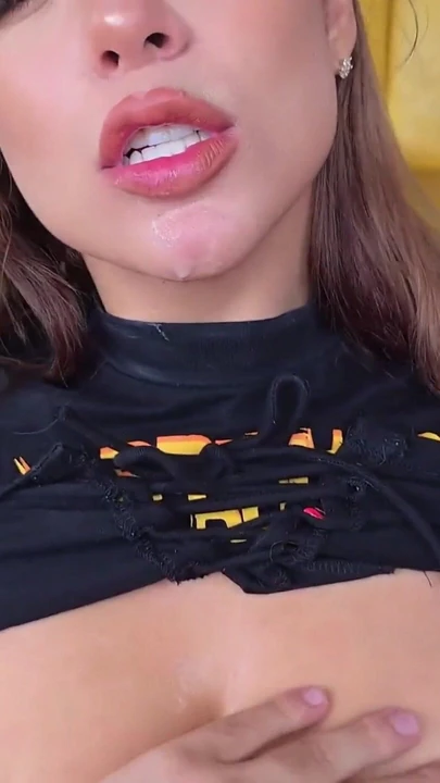 "Azgın büyük götlü anissamiller üvey erkek kardeşini sikiyor ve yüzüne boşaltıyor"