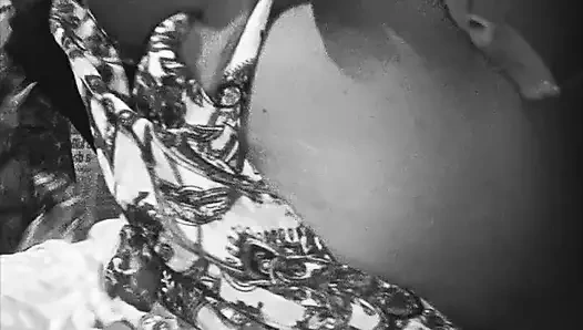 Hintli kız büyük göğüslerini gösteriyor