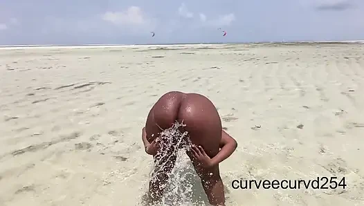 Afrika'da Halka açık Bir Plajda Teşhir