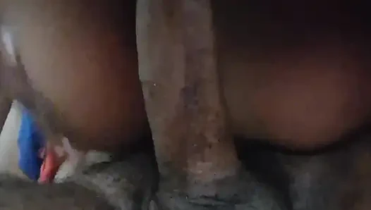Ev hanımı üvey kızının üvey babasının yüzüne oturuyor ve büyük emiyor