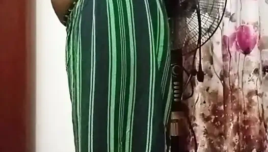 Sri Lankalı kız kıyafetlerini çıkarıyor