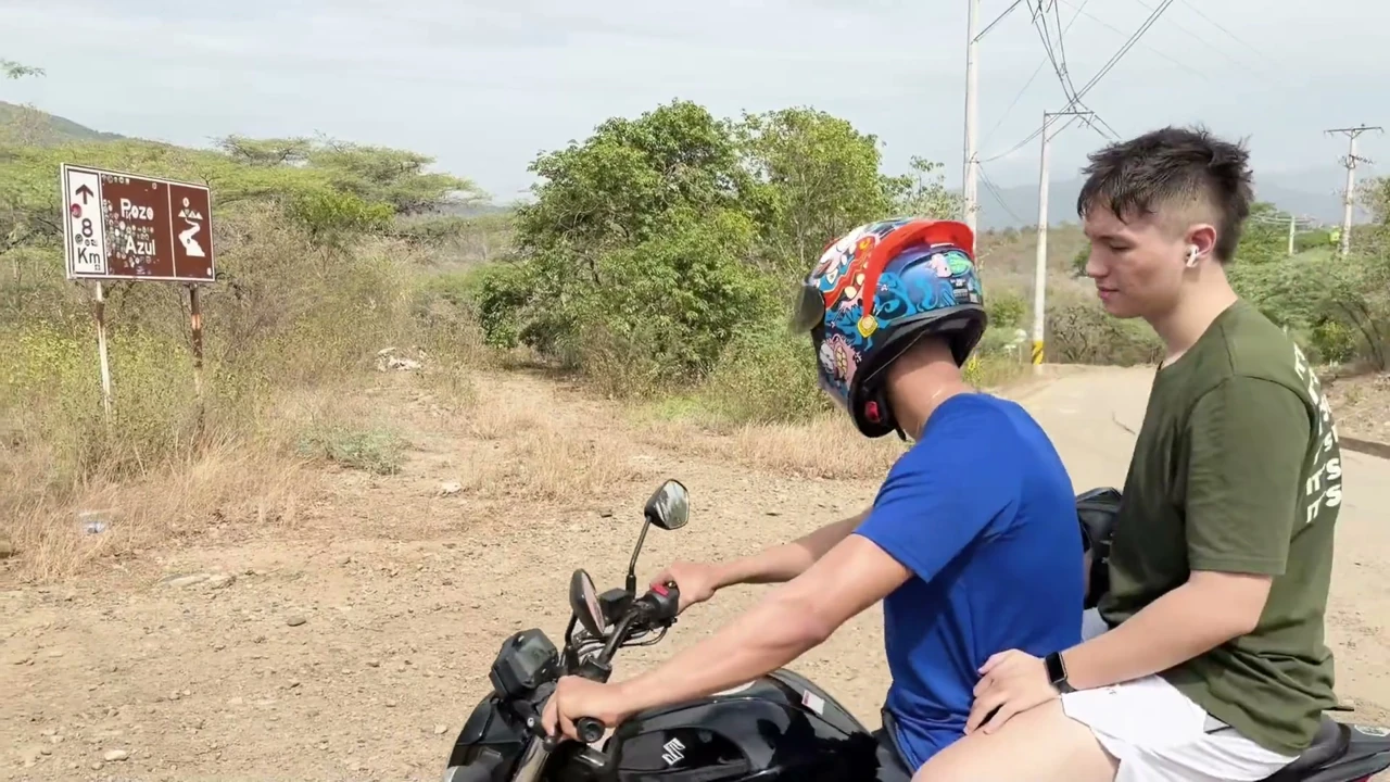 Porno gay al aire libre: follan junto al río con su amigo colombiano