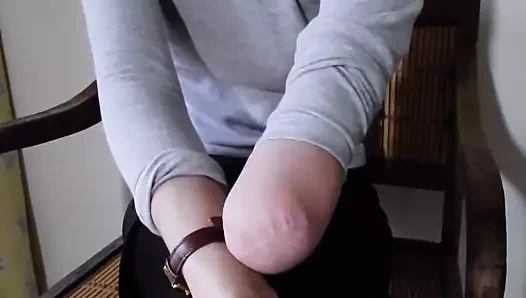 Kol ampute bir saat koyarak