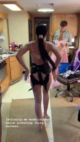 Charlie xcx transparan sutyen ve göt