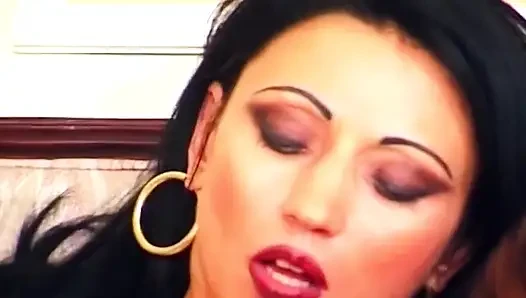 Çoraplı esmer sert yarağa biniyor