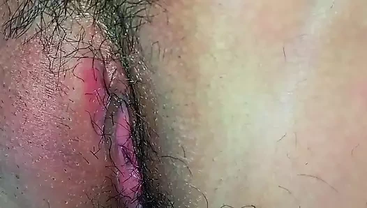 Kız arkadaşın amını tıraş ediyor ve sikişiyor