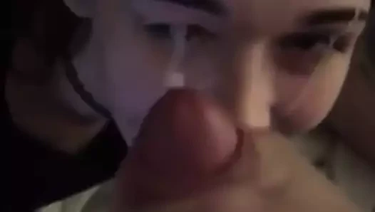 Mükemmel oral seks. inanılmaz cum yüz !!