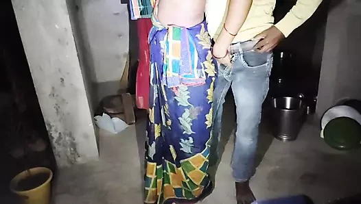 Sari içinde ateşli seksi kızla Hintli seks