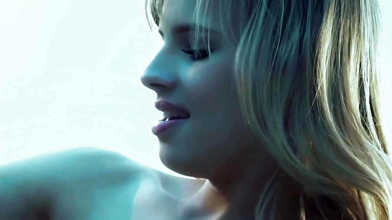 Scarlet Red ve Jillian Janson ormanda birbirlerinin amlarını yalıyor