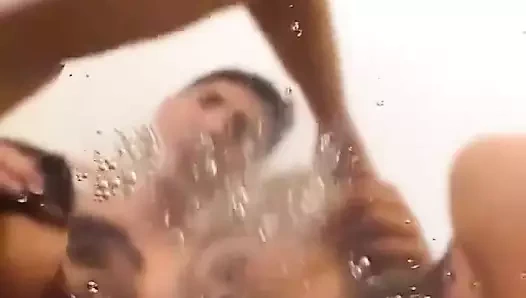 İki azgın sürtük büyük yarağı paylaşıyor