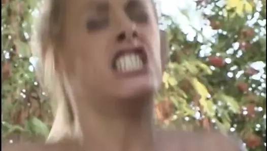 Adam bir çamaşır arabasında fahişenin sıkı eşek ve kedi pulluklar