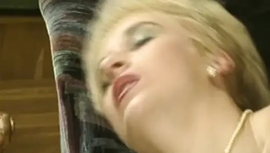 Ateşli sarışın Alman sürtükler klasik dörtlü sekste büyük yarakları paylaşıyor