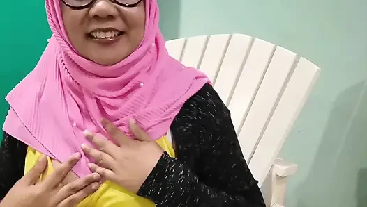 Satıcı, ruj canlı satırken astları tarafından ihanete uğradı.