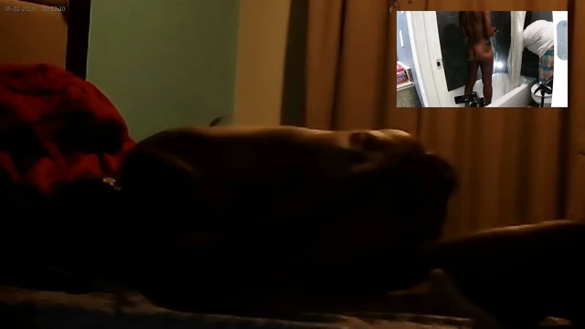 Seksi ve sapık seks bebeği loş ışıkta çok ateşli görünüyor
