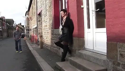 Amatör Fransız olgun göt dilliyor ve gırtlağına kadar alıyor kraliçe amını yalatıyor ve sert sikiliyor