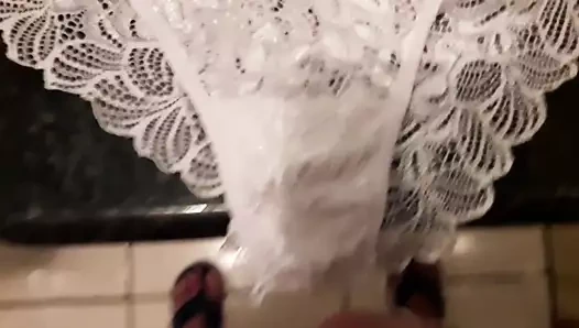 Gozando na calcinha da gordinha gostosa.