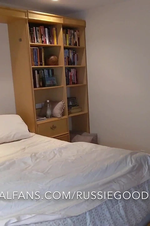 Jay Taylor oğlan amcığını yiyor, sünnetsiz çocuğu ellerine boşaltıyor, üvey baba, yarağa tapıyor büyük taşaklar asılı