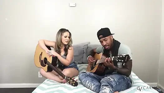 Bobby adore latin carmen valentina'yi büyük zenci yarağıyla sikiyor