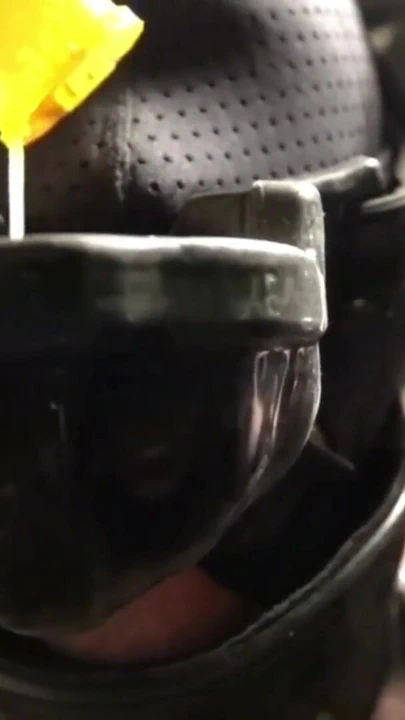 Erkek köle süspansiyonu ve sidik kovalayıcı ile döl besleme | Klip 1