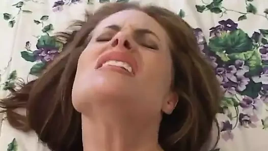 Bu azgın orta yaşlı seksi sürtük ağzına büyük bir yarak sokmayı seviyor